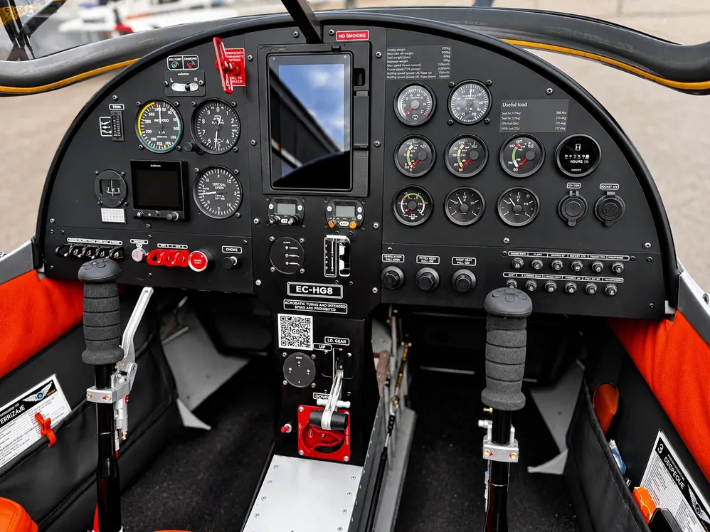 Panel de instrumentos de un Skyleader 200 en vuelo