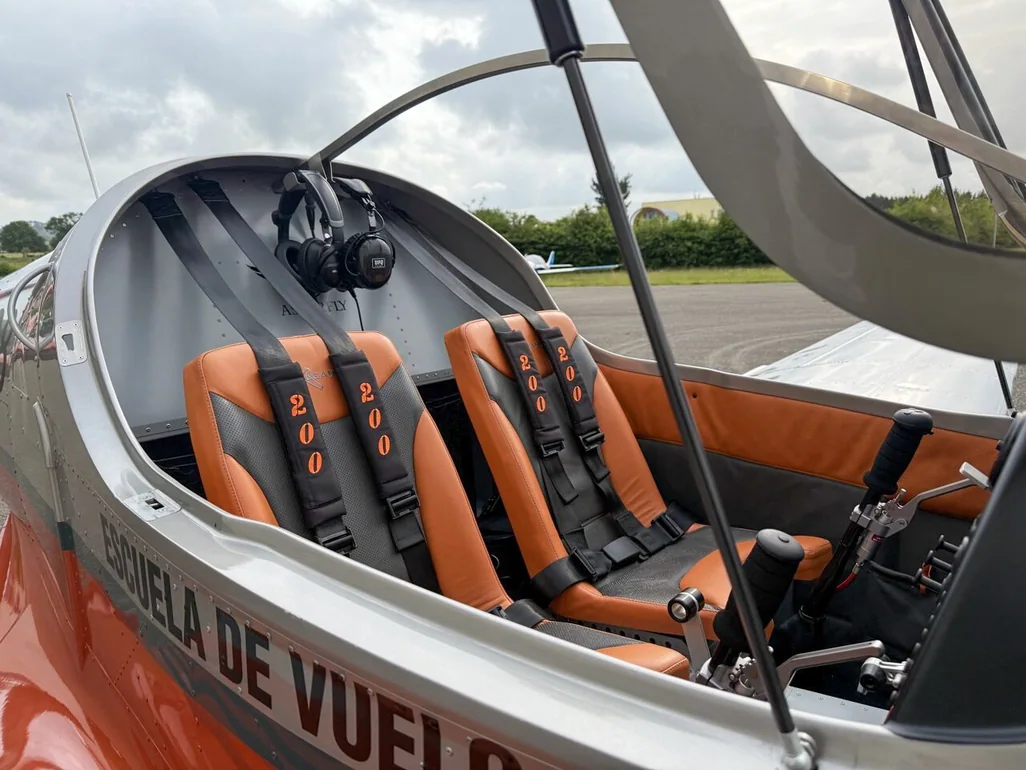 Cabina de un Skyleader 200 de Asturfly, con dos plazas lado a lado y doble mando