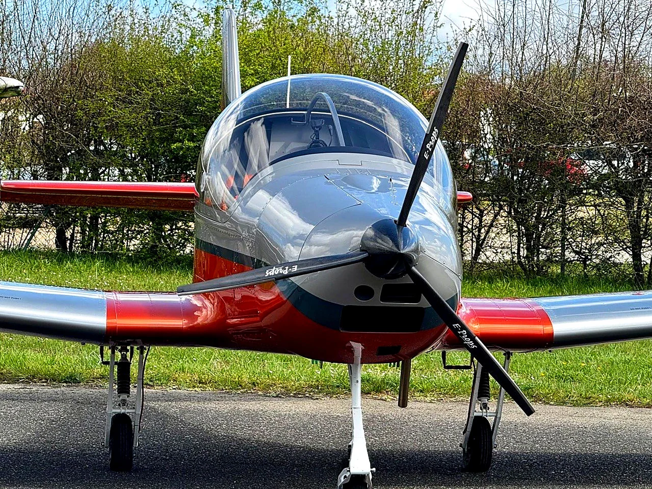 El EC-HG8 de Asturfly en tierra en el aeródromo de La Morgal