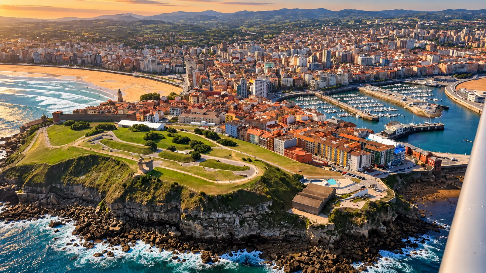 La bahía de San Lorenzo, Cimadevilla y el Cerro de Santa Catalina de Gijón vistos desde un ultraligero