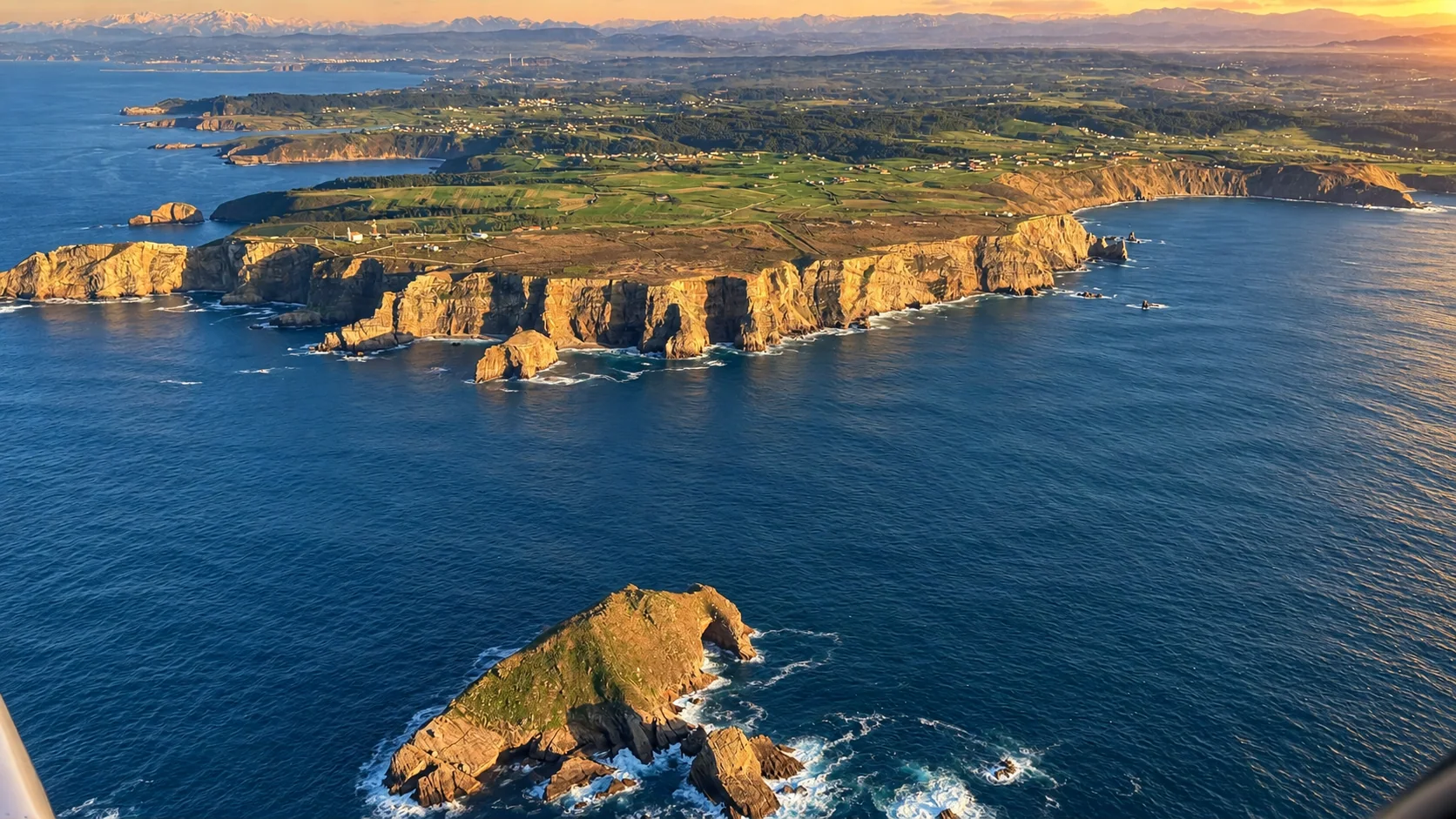 El Cabo Peñas y la isla de Herbosa vistos desde un ultraligero