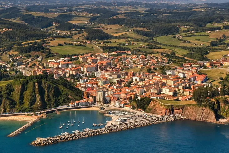 Candás desde el aire, con el puerto y la villa