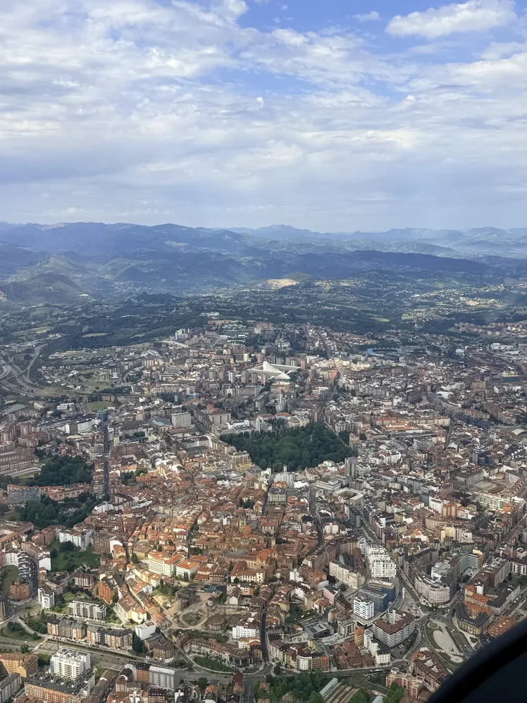 Oviedo visto desde el aire con la cordillera al fondo