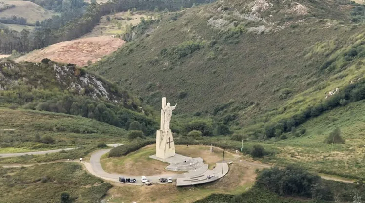 El Cristo del Naranco de Oviedo visto desde un ultraligero