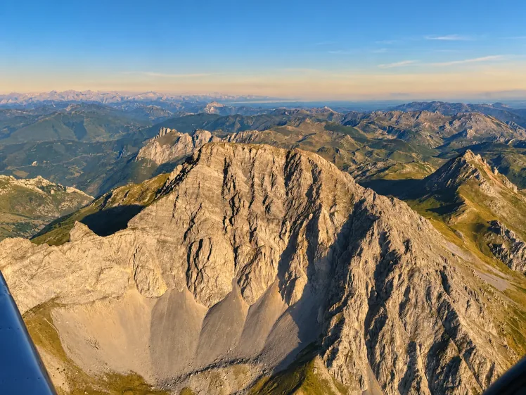 La sierra asturiana en verano vista desde la cabina de un ultraligero