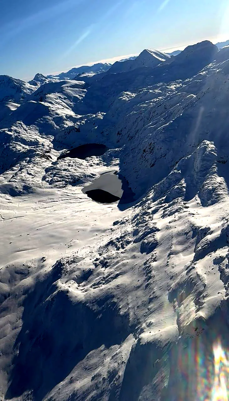 Las cumbres nevadas de la cordillera asturiana vistas desde un ultraligero
