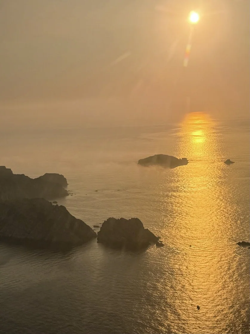 Atardecer sobre el Cantábrico desde un ultraligero