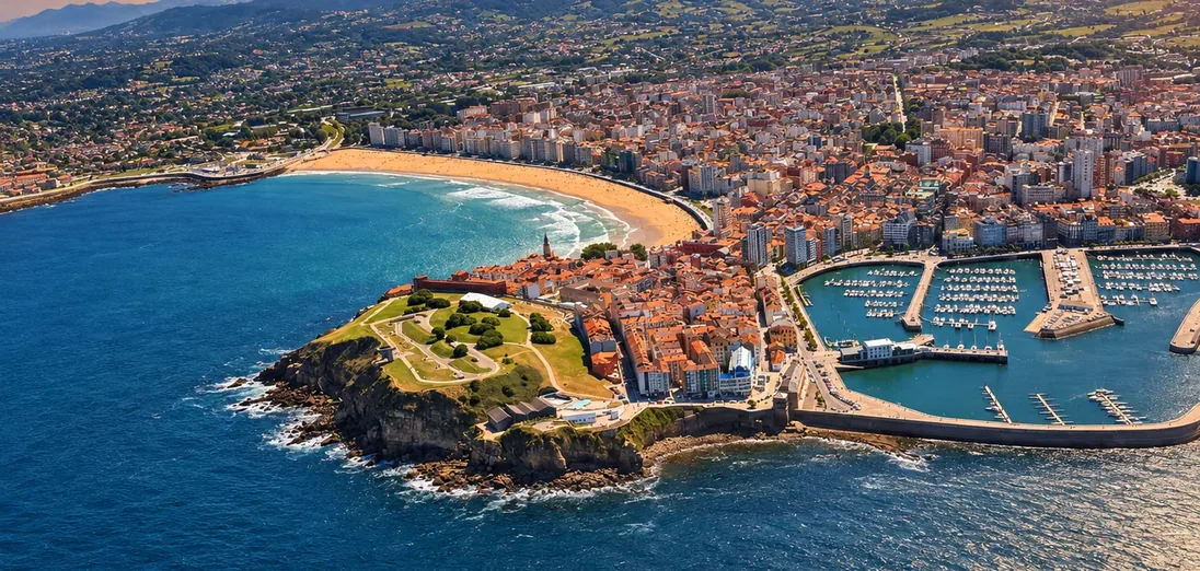 Gijón desde el aire, con Cimadevilla, la playa de San Lorenzo y el puerto deportivo