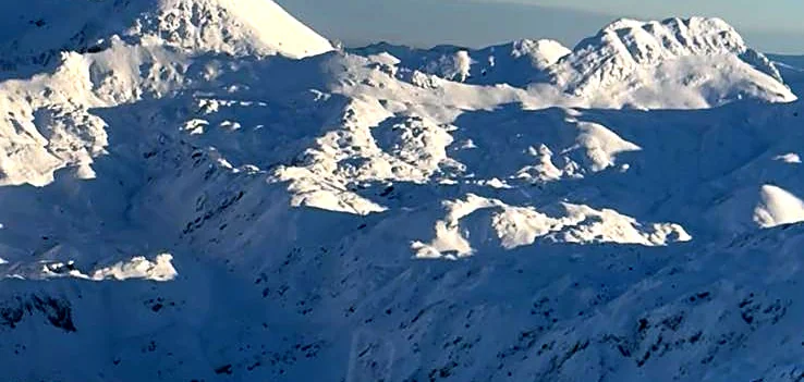 Cumbre nevada de la cordillera asturiana vista desde un ultraligero