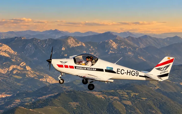 El EC-HG9 de Asturfly en vuelo sobre el Cantábrico