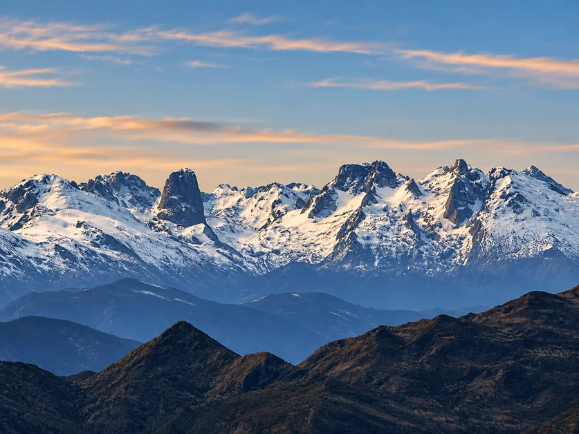 Los Picos de Europa nevados vistos desde el aire