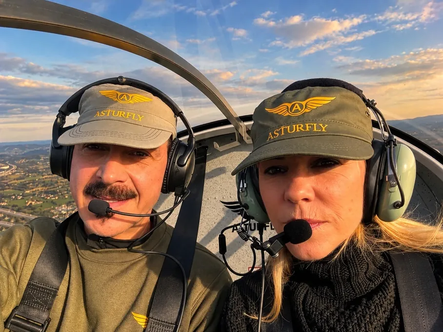 Cliente a los mandos de un ultraligero de Asturfly, con los cascos puestos