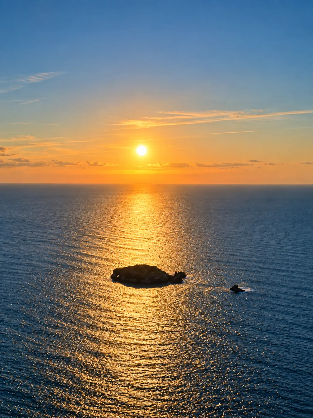 Puesta de sol sobre el Cantábrico desde un ultraligero