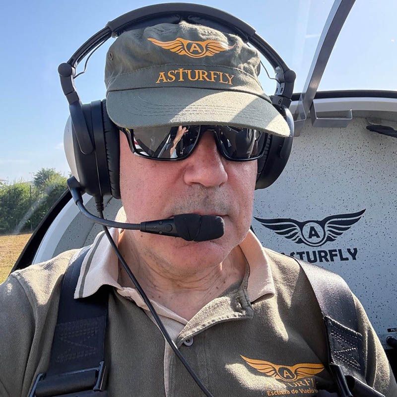 Fernando Rodríguez, instructor de vuelo ULM de Asturfly en el aeródromo de La Morgal
