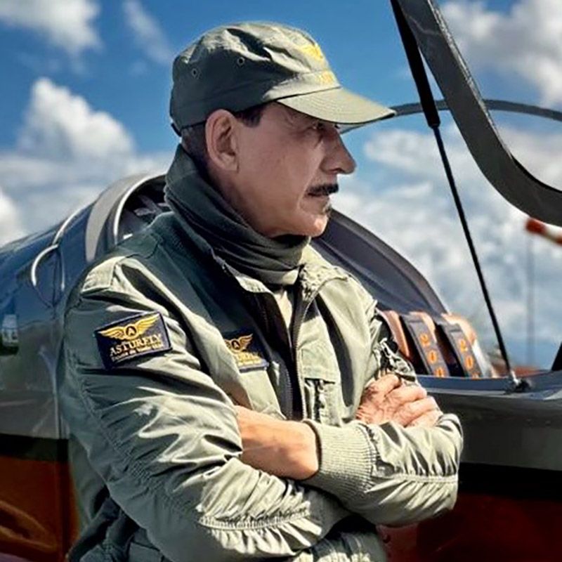 Jorge Raga, director e instructor jefe de Asturfly, escuela de vuelo ULM en el aeródromo de La Morgal